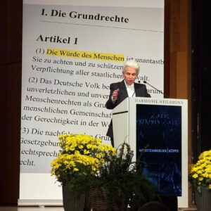 Marie-Agnes Strack-Zimmermann Instagram - In der vergangenen Woche hatte ich die Ehre und Freude, die Laudatio auf Günther Jauch zu halten, der den Demokratiepreis „Württemberger Köpfe“ in Heilbronn erhielt. Die Auszeichnung „Württemberger Köpfe“ wird durch die Württemberger Gesellschaft an Persönlichkeiten vergeben, die sich durch herausragende Leistungen sowie vorbildhaftes Handeln um unsere Gesellschaft und unser demokratisches System verdient gemacht haben. 

Günther Jauch vertrauen mehr Menschen als der Stiftung Warentest. Er ist ein herrlicher „Berufsnormalo“, der mit seinem feinen, trockenen Humor nicht nur unterhält, sondern konsequent für demokratische Werte eintritt und großes soziales Engagement an den Tag legt. Nicht nur wegen seines Engagements und all dieser Attribute ist er ein mehr als würdiger Preisträger.

Ich danke den Organisatoren für einen wunderbaren Abend und Oberbürgermeister Harry Mergel für den herzlichen Empfang beim Eintrag in das goldene Buch der Stadt Heilbronn. 

Ganz besonders beeindruckt hat mich das Treffen mit den jungen Köpfen, die zeigen, wie wichtig starkes Engagement der jungen Generation für unsere Gesellschaft und die Demokratie ist.

(Dass die deutsche Nationalmannschaft im gleichen Hotel war und ich mich mit Rudi Völler noch ausführlich über unsere verwandte Frisur austauschen konnte, war dann ein zusätzliches Highlight. 😉)
