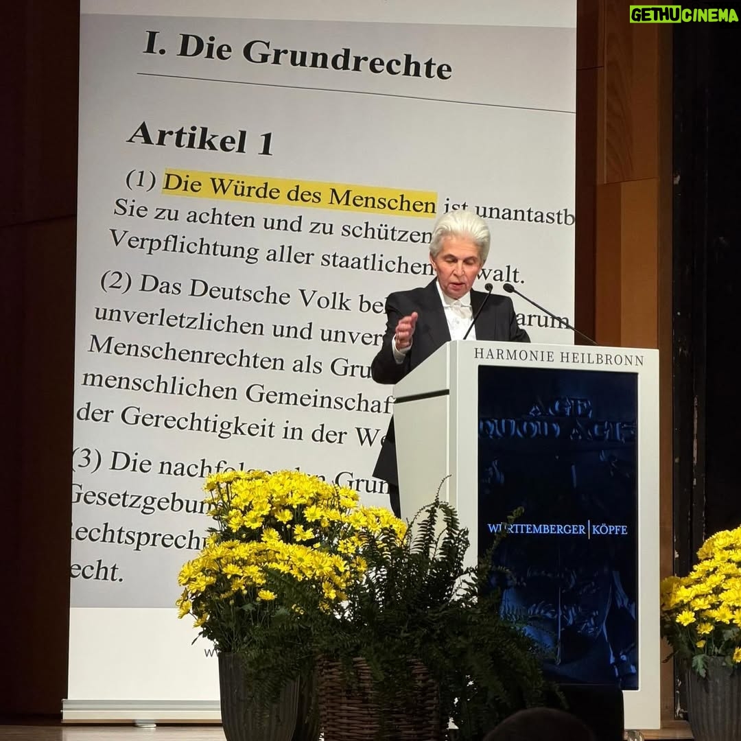 Marie-Agnes Strack-Zimmermann - 2.9K Likes - In der vergangenen Woche hatte ich die Ehre und Freude, die Laudatio auf Günther Jauch zu halten, der den Demokratiepreis „Württemberger Köpfe“ in Heilbronn erhielt. Die Auszeichnung „Württemberger Köpfe“ wird durch die Württemberger Gesellschaft an Persönlichkeiten vergeben, die sich durch herausragende Leistungen sowie vorbildhaftes Handeln um unsere Gesellschaft und unser demokratisches System verdient gemacht haben. 

Günther Jauch vertrauen mehr Menschen als der Stiftung Warentest. Er ist ein herrlicher „Berufsnormalo“, der mit seinem feinen, trockenen Humor nicht nur unterhält, sondern konsequent für demokratische Werte eintritt und großes soziales Engagement an den Tag legt. Nicht nur wegen seines Engagements und all dieser Attribute ist er ein mehr als würdiger Preisträger.

Ich danke den Organisatoren für einen wunderbaren Abend und Oberbürgermeister Harry Mergel für den herzlichen Empfang beim Eintrag in das goldene Buch der Stadt Heilbronn. 

Ganz besonders beeindruckt hat mich das Treffen mit den jungen Köpfen, die zeigen, wie wichtig starkes Engagement der jungen Generation für unsere Gesellschaft und die Demokratie ist.

(Dass die deutsche Nationalmannschaft im gleichen Hotel war und ich mich mit Rudi Völler noch ausführlich über unsere verwandte Frisur austauschen konnte, war dann ein zusätzliches Highlight. 😉)