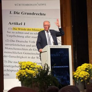 Marie-Agnes Strack-Zimmermann Instagram - In der vergangenen Woche hatte ich die Ehre und Freude, die Laudatio auf Günther Jauch zu halten, der den Demokratiepreis „Württemberger Köpfe“ in Heilbronn erhielt. Die Auszeichnung „Württemberger Köpfe“ wird durch die Württemberger Gesellschaft an Persönlichkeiten vergeben, die sich durch herausragende Leistungen sowie vorbildhaftes Handeln um unsere Gesellschaft und unser demokratisches System verdient gemacht haben. 

Günther Jauch vertrauen mehr Menschen als der Stiftung Warentest. Er ist ein herrlicher „Berufsnormalo“, der mit seinem feinen, trockenen Humor nicht nur unterhält, sondern konsequent für demokratische Werte eintritt und großes soziales Engagement an den Tag legt. Nicht nur wegen seines Engagements und all dieser Attribute ist er ein mehr als würdiger Preisträger.

Ich danke den Organisatoren für einen wunderbaren Abend und Oberbürgermeister Harry Mergel für den herzlichen Empfang beim Eintrag in das goldene Buch der Stadt Heilbronn. 

Ganz besonders beeindruckt hat mich das Treffen mit den jungen Köpfen, die zeigen, wie wichtig starkes Engagement der jungen Generation für unsere Gesellschaft und die Demokratie ist.

(Dass die deutsche Nationalmannschaft im gleichen Hotel war und ich mich mit Rudi Völler noch ausführlich über unsere verwandte Frisur austauschen konnte, war dann ein zusätzliches Highlight. 😉)
