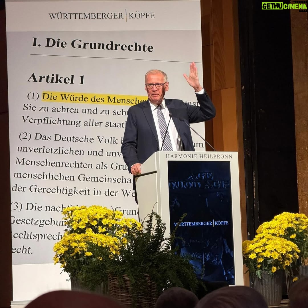 Marie-Agnes Strack-Zimmermann - 2.9K Likes - In der vergangenen Woche hatte ich die Ehre und Freude, die Laudatio auf Günther Jauch zu halten, der den Demokratiepreis „Württemberger Köpfe“ in Heilbronn erhielt. Die Auszeichnung „Württemberger Köpfe“ wird durch die Württemberger Gesellschaft an Persönlichkeiten vergeben, die sich durch herausragende Leistungen sowie vorbildhaftes Handeln um unsere Gesellschaft und unser demokratisches System verdient gemacht haben. 

Günther Jauch vertrauen mehr Menschen als der Stiftung Warentest. Er ist ein herrlicher „Berufsnormalo“, der mit seinem feinen, trockenen Humor nicht nur unterhält, sondern konsequent für demokratische Werte eintritt und großes soziales Engagement an den Tag legt. Nicht nur wegen seines Engagements und all dieser Attribute ist er ein mehr als würdiger Preisträger.

Ich danke den Organisatoren für einen wunderbaren Abend und Oberbürgermeister Harry Mergel für den herzlichen Empfang beim Eintrag in das goldene Buch der Stadt Heilbronn. 

Ganz besonders beeindruckt hat mich das Treffen mit den jungen Köpfen, die zeigen, wie wichtig starkes Engagement der jungen Generation für unsere Gesellschaft und die Demokratie ist.

(Dass die deutsche Nationalmannschaft im gleichen Hotel war und ich mich mit Rudi Völler noch ausführlich über unsere verwandte Frisur austauschen konnte, war dann ein zusätzliches Highlight. 😉)