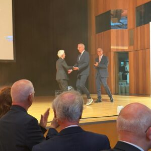 Marie-Agnes Strack-Zimmermann Instagram - In der vergangenen Woche hatte ich die Ehre und Freude, die Laudatio auf Günther Jauch zu halten, der den Demokratiepreis „Württemberger Köpfe“ in Heilbronn erhielt. Die Auszeichnung „Württemberger Köpfe“ wird durch die Württemberger Gesellschaft an Persönlichkeiten vergeben, die sich durch herausragende Leistungen sowie vorbildhaftes Handeln um unsere Gesellschaft und unser demokratisches System verdient gemacht haben. 

Günther Jauch vertrauen mehr Menschen als der Stiftung Warentest. Er ist ein herrlicher „Berufsnormalo“, der mit seinem feinen, trockenen Humor nicht nur unterhält, sondern konsequent für demokratische Werte eintritt und großes soziales Engagement an den Tag legt. Nicht nur wegen seines Engagements und all dieser Attribute ist er ein mehr als würdiger Preisträger.

Ich danke den Organisatoren für einen wunderbaren Abend und Oberbürgermeister Harry Mergel für den herzlichen Empfang beim Eintrag in das goldene Buch der Stadt Heilbronn. 

Ganz besonders beeindruckt hat mich das Treffen mit den jungen Köpfen, die zeigen, wie wichtig starkes Engagement der jungen Generation für unsere Gesellschaft und die Demokratie ist.

(Dass die deutsche Nationalmannschaft im gleichen Hotel war und ich mich mit Rudi Völler noch ausführlich über unsere verwandte Frisur austauschen konnte, war dann ein zusätzliches Highlight. 😉)