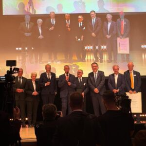 Marie-Agnes Strack-Zimmermann Instagram - In der vergangenen Woche hatte ich die Ehre und Freude, die Laudatio auf Günther Jauch zu halten, der den Demokratiepreis „Württemberger Köpfe“ in Heilbronn erhielt. Die Auszeichnung „Württemberger Köpfe“ wird durch die Württemberger Gesellschaft an Persönlichkeiten vergeben, die sich durch herausragende Leistungen sowie vorbildhaftes Handeln um unsere Gesellschaft und unser demokratisches System verdient gemacht haben. 

Günther Jauch vertrauen mehr Menschen als der Stiftung Warentest. Er ist ein herrlicher „Berufsnormalo“, der mit seinem feinen, trockenen Humor nicht nur unterhält, sondern konsequent für demokratische Werte eintritt und großes soziales Engagement an den Tag legt. Nicht nur wegen seines Engagements und all dieser Attribute ist er ein mehr als würdiger Preisträger.

Ich danke den Organisatoren für einen wunderbaren Abend und Oberbürgermeister Harry Mergel für den herzlichen Empfang beim Eintrag in das goldene Buch der Stadt Heilbronn. 

Ganz besonders beeindruckt hat mich das Treffen mit den jungen Köpfen, die zeigen, wie wichtig starkes Engagement der jungen Generation für unsere Gesellschaft und die Demokratie ist.

(Dass die deutsche Nationalmannschaft im gleichen Hotel war und ich mich mit Rudi Völler noch ausführlich über unsere verwandte Frisur austauschen konnte, war dann ein zusätzliches Highlight. 😉)