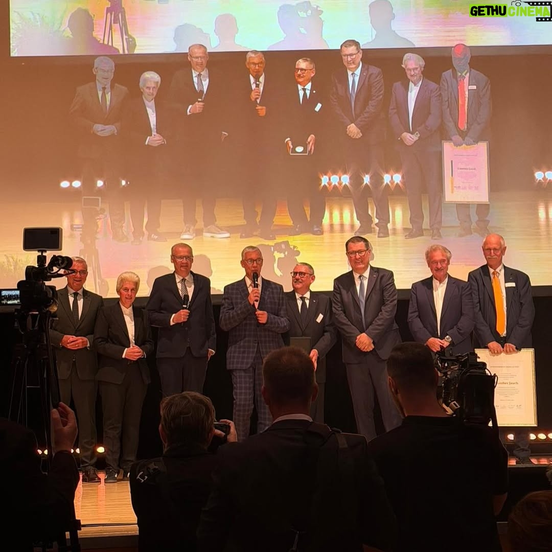 Marie-Agnes Strack-Zimmermann - 2.9K Likes - In der vergangenen Woche hatte ich die Ehre und Freude, die Laudatio auf Günther Jauch zu halten, der den Demokratiepreis „Württemberger Köpfe“ in Heilbronn erhielt. Die Auszeichnung „Württemberger Köpfe“ wird durch die Württemberger Gesellschaft an Persönlichkeiten vergeben, die sich durch herausragende Leistungen sowie vorbildhaftes Handeln um unsere Gesellschaft und unser demokratisches System verdient gemacht haben. 

Günther Jauch vertrauen mehr Menschen als der Stiftung Warentest. Er ist ein herrlicher „Berufsnormalo“, der mit seinem feinen, trockenen Humor nicht nur unterhält, sondern konsequent für demokratische Werte eintritt und großes soziales Engagement an den Tag legt. Nicht nur wegen seines Engagements und all dieser Attribute ist er ein mehr als würdiger Preisträger.

Ich danke den Organisatoren für einen wunderbaren Abend und Oberbürgermeister Harry Mergel für den herzlichen Empfang beim Eintrag in das goldene Buch der Stadt Heilbronn. 

Ganz besonders beeindruckt hat mich das Treffen mit den jungen Köpfen, die zeigen, wie wichtig starkes Engagement der jungen Generation für unsere Gesellschaft und die Demokratie ist.

(Dass die deutsche Nationalmannschaft im gleichen Hotel war und ich mich mit Rudi Völler noch ausführlich über unsere verwandte Frisur austauschen konnte, war dann ein zusätzliches Highlight. 😉)