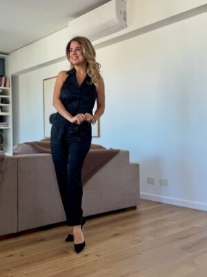 Marina Calabró Instagram - @a24noticias 📺
Look  @zhoueoficial ❤️
Accesorios: @lunagarzonaccesorios 💍
Maquillaje: @tali.by.tali 💋
Peinado: @olivero.makeup.ok 👩🏼‍🦱