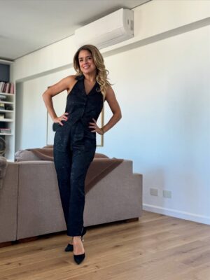 Marina Calabró Instagram - @a24noticias 📺
Look  @zhoueoficial ❤️
Accesorios: @lunagarzonaccesorios 💍
Maquillaje: @tali.by.tali 💋
Peinado: @olivero.makeup.ok 👩🏼‍🦱