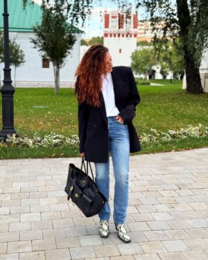 Mariya Shumakova Instagram - Вот если прямо сейчас закрыть глаза и вспомнить свою жизнь, не головой, а сердцем, что первое придет? - нахлынут очень простые моменты.

Одно из моих самых значимых событий, я в тот момент ощутила большую силу: мне 16 лет, я не поступила в театральный, иду по Урицкого в Новосибирске, работаю в кофейне, несу пончики в другой филиал, начало сентября, на улице темно/темно, гроза, как будто точно будет. Я остановилась и четко ощутила, что этот момент большой силы. Просто почувствовала. Прошло 20 лет, так и есть. Это был особенный момент.

Это я к тому, что от жизни иногда ждешь чего-то такого грандиозного, а большое уже с тобой случается, мимоходом, запросто. И это кайф.