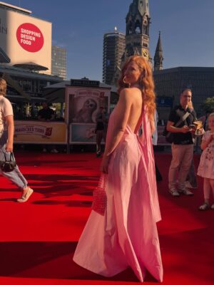 Marleen Lohse Instagram - ✨ Gestern war die Berlin-Premiere von Die Schule der magischen Tiere 4.
Was für ein wunderschöner Abend! 💫
Ich bin so dankbar, ein kleiner Teil dieser magischen Gemeinschaft zu sein.
Ab dem 25.09. im Kino! 🎬🦉🪄
🙏🏻
@dsdmt_film #kordes&kordes
@maier.emilia @ninahauncasting
@ninajensenstyling @odeeh_official @olelynggaardcopenhagen @maren.lilian @katharina_handel
