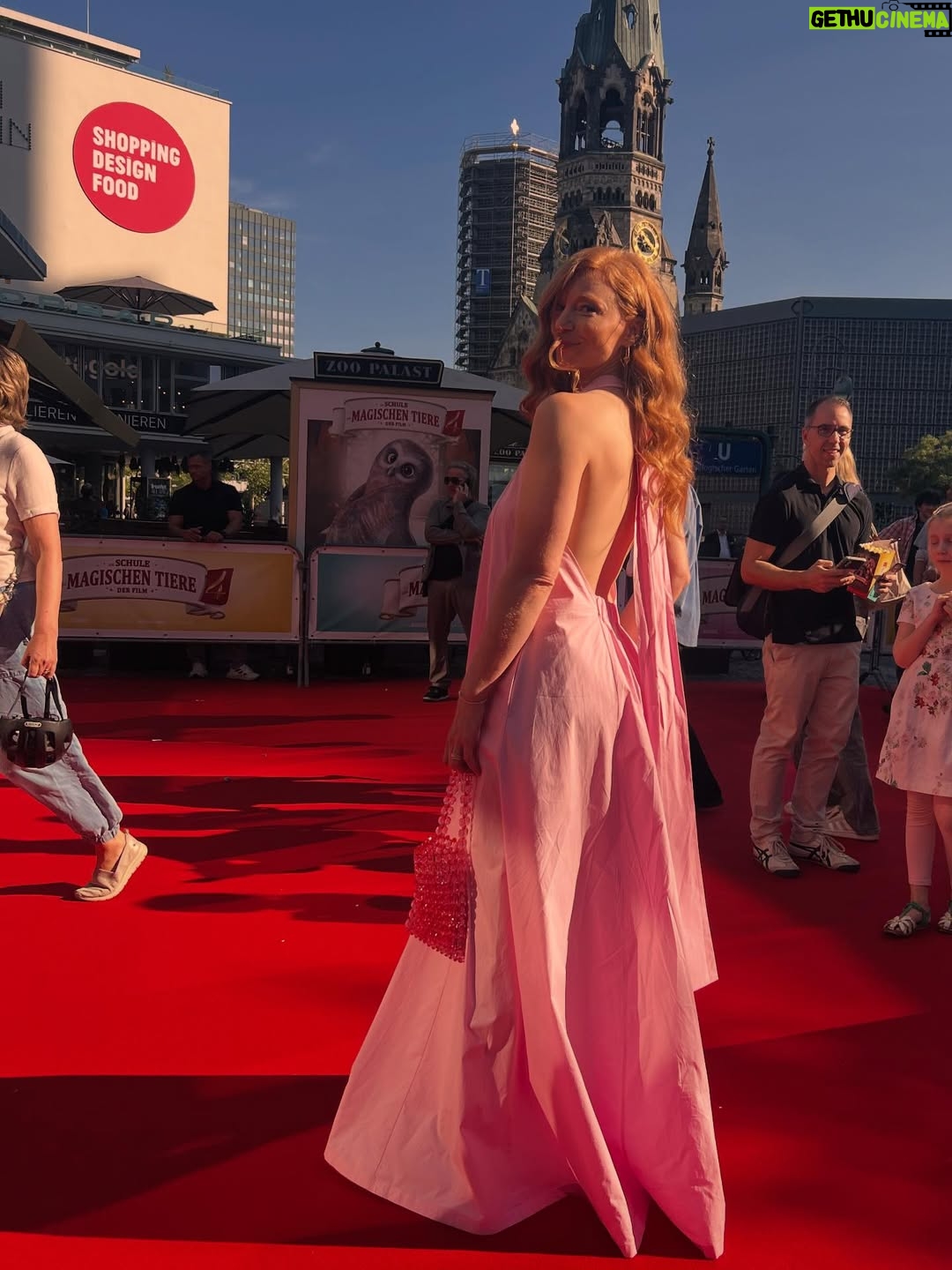 Marleen Lohse - 3.6K Likes - ✨ Gestern war die Berlin-Premiere von Die Schule der magischen Tiere 4.
Was für ein wunderschöner Abend! 💫
Ich bin so dankbar, ein kleiner Teil dieser magischen Gemeinschaft zu sein.
Ab dem 25.09. im Kino! 🎬🦉🪄

🙏🏻
@dsdmt_film #kordes&kordes
@maier.emilia @ninahauncasting 
@ninajensenstyling @odeeh_official @olelynggaardcopenhagen @maren.lilian @katharina_handel