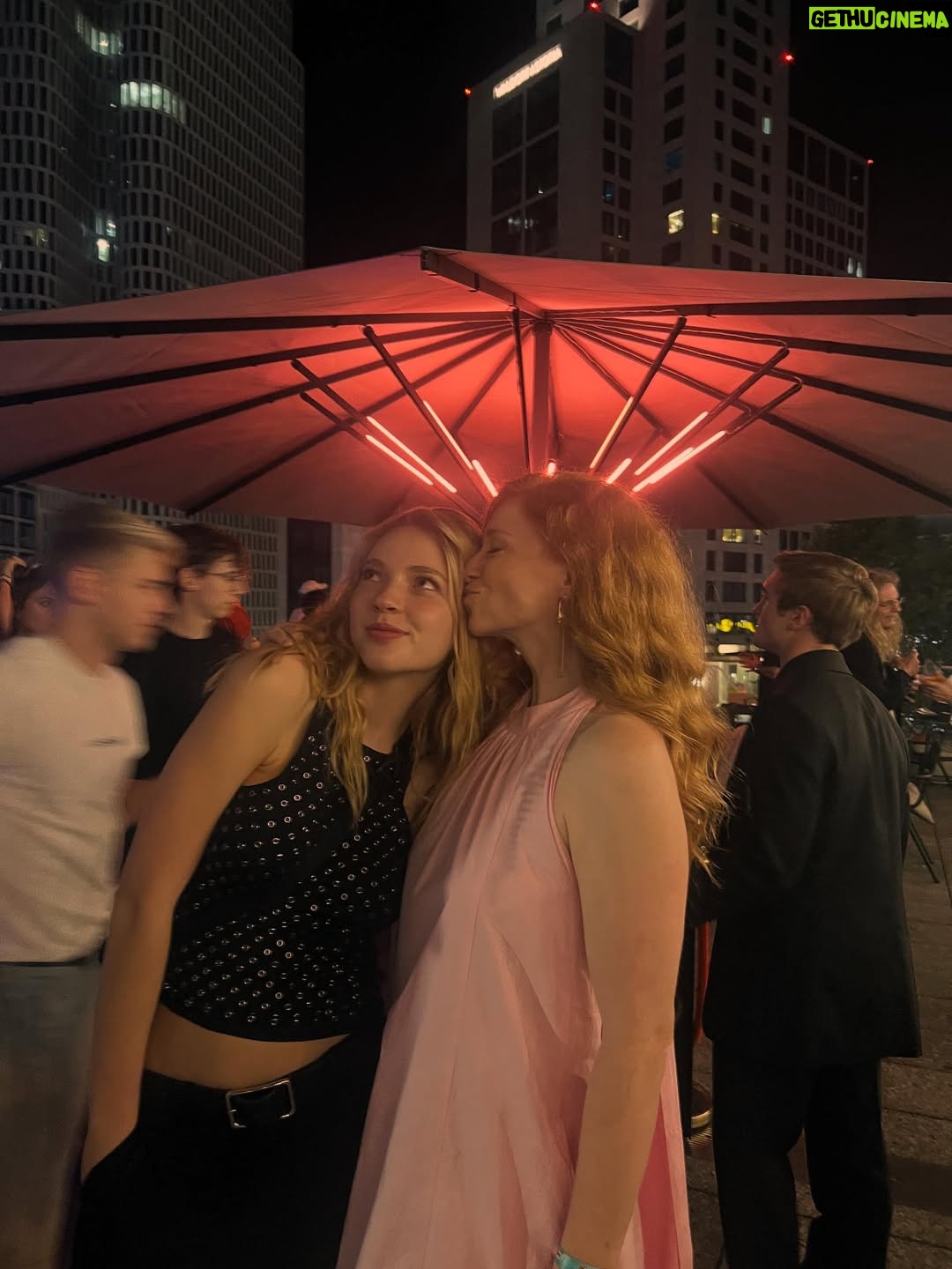 Marleen Lohse - 3.6K Likes - ✨ Gestern war die Berlin-Premiere von Die Schule der magischen Tiere 4.
Was für ein wunderschöner Abend! 💫
Ich bin so dankbar, ein kleiner Teil dieser magischen Gemeinschaft zu sein.
Ab dem 25.09. im Kino! 🎬🦉🪄

🙏🏻
@dsdmt_film #kordes&kordes
@maier.emilia @ninahauncasting 
@ninajensenstyling @odeeh_official @olelynggaardcopenhagen @maren.lilian @katharina_handel