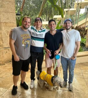Marlene Maseda Instagram - Mis hijos son, sin duda, el regalo más grande que la vida me ha dado. 💛 Cada etapa de sus vidas, cada momento que compartimos, cada risa, cada lágrima, cada logro y cada aprendizaje, los atesoro con todo mi corazón. Amo acompañarlos mientras crecen, mientras descubren el mundo y forjan su propio camino.

Sé que no he sido una mamá perfecta; he cometido errores y he tenido mis imperfecciones, pero cada día he dado todo de mí para guiarlos, protegerlos y enseñarles a ser hombres de bien, con valores sólidos y un corazón lleno de amor y respeto. 🌟

Mi mayor deseo es que tengan una vida plena, que sepan valorar la bondad, la honestidad y la empatía, y que recuerden siempre que, pese a mis errores, cada decisión que tomé fue pensando en su bienestar y felicidad.

Ellos son mi orgullo, mi motivación y mi mayor bendición. Cada instante junto a ellos me recuerda que la maternidad es un viaje lleno de amor incondicional, de aprendizajes constantes y de momentos que jamás quisiera que terminaran. 💕

Los amo hijos @carlos.j.mata, @christian.mataig, @xantimata y @alejandroa1fonzo❤️.