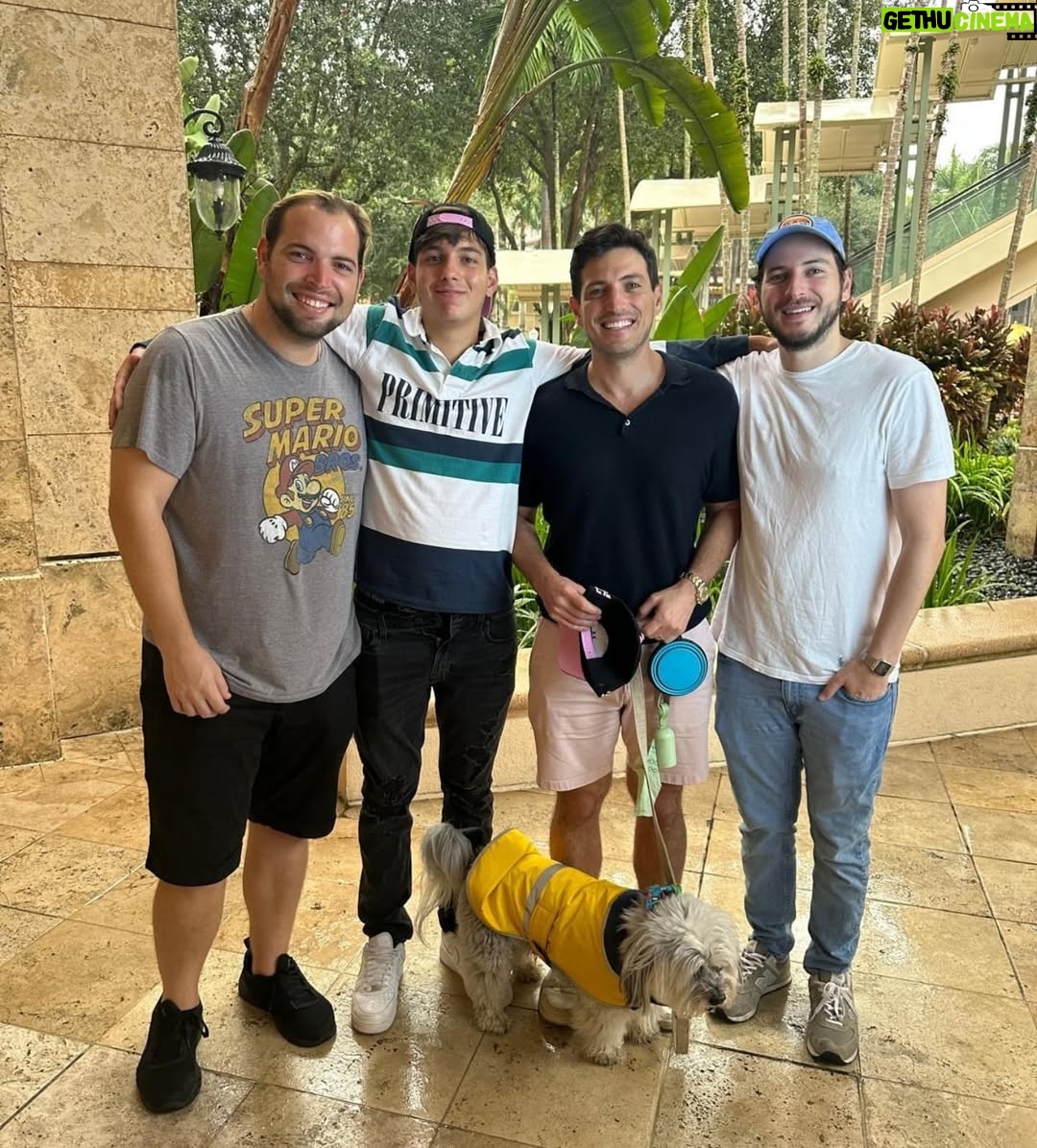 Marlene Maseda - 9.5K Likes - Mis hijos son, sin duda, el regalo más grande que la vida me ha dado. 💛 Cada etapa de sus vidas, cada momento que compartimos, cada risa, cada lágrima, cada logro y cada aprendizaje, los atesoro con todo mi corazón. Amo acompañarlos mientras crecen, mientras descubren el mundo y forjan su propio camino.

Sé que no he sido una mamá perfecta; he cometido errores y he tenido mis imperfecciones, pero cada día he dado todo de mí para guiarlos, protegerlos y enseñarles a ser hombres de bien, con valores sólidos y un corazón lleno de amor y respeto. 🌟

Mi mayor deseo es que tengan una vida plena, que sepan valorar la bondad, la honestidad y la empatía, y que recuerden siempre que, pese a mis errores, cada decisión que tomé fue pensando en su bienestar y felicidad.

Ellos son mi orgullo, mi motivación y mi mayor bendición. Cada instante junto a ellos me recuerda que la maternidad es un viaje lleno de amor incondicional, de aprendizajes constantes y de momentos que jamás quisiera que terminaran. 💕

Los amo hijos @carlos.j.mata, @christian.mataig, @xantimata y @alejandroa1fonzo❤️.