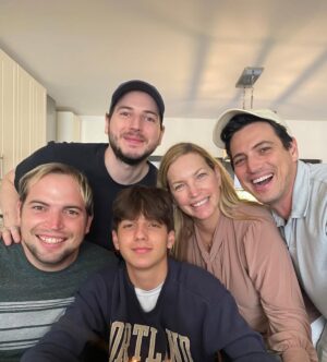 Marlene Maseda Instagram - Mis hijos son, sin duda, el regalo más grande que la vida me ha dado. 💛 Cada etapa de sus vidas, cada momento que compartimos, cada risa, cada lágrima, cada logro y cada aprendizaje, los atesoro con todo mi corazón. Amo acompañarlos mientras crecen, mientras descubren el mundo y forjan su propio camino.

Sé que no he sido una mamá perfecta; he cometido errores y he tenido mis imperfecciones, pero cada día he dado todo de mí para guiarlos, protegerlos y enseñarles a ser hombres de bien, con valores sólidos y un corazón lleno de amor y respeto. 🌟

Mi mayor deseo es que tengan una vida plena, que sepan valorar la bondad, la honestidad y la empatía, y que recuerden siempre que, pese a mis errores, cada decisión que tomé fue pensando en su bienestar y felicidad.

Ellos son mi orgullo, mi motivación y mi mayor bendición. Cada instante junto a ellos me recuerda que la maternidad es un viaje lleno de amor incondicional, de aprendizajes constantes y de momentos que jamás quisiera que terminaran. 💕

Los amo hijos @carlos.j.mata, @christian.mataig, @xantimata y @alejandroa1fonzo❤️.