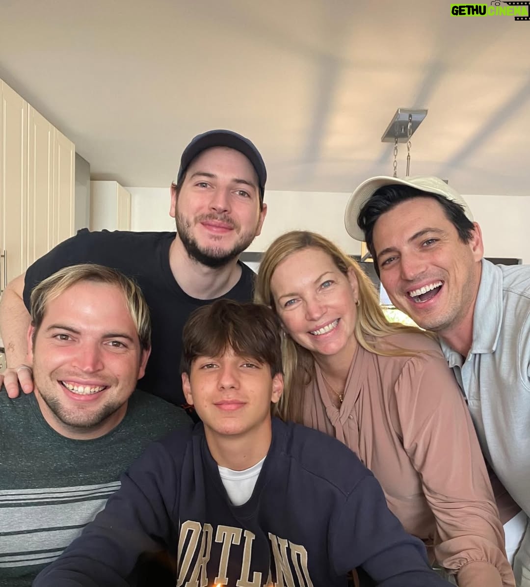 Marlene Maseda - 9.5K Likes - Mis hijos son, sin duda, el regalo más grande que la vida me ha dado. 💛 Cada etapa de sus vidas, cada momento que compartimos, cada risa, cada lágrima, cada logro y cada aprendizaje, los atesoro con todo mi corazón. Amo acompañarlos mientras crecen, mientras descubren el mundo y forjan su propio camino.

Sé que no he sido una mamá perfecta; he cometido errores y he tenido mis imperfecciones, pero cada día he dado todo de mí para guiarlos, protegerlos y enseñarles a ser hombres de bien, con valores sólidos y un corazón lleno de amor y respeto. 🌟

Mi mayor deseo es que tengan una vida plena, que sepan valorar la bondad, la honestidad y la empatía, y que recuerden siempre que, pese a mis errores, cada decisión que tomé fue pensando en su bienestar y felicidad.

Ellos son mi orgullo, mi motivación y mi mayor bendición. Cada instante junto a ellos me recuerda que la maternidad es un viaje lleno de amor incondicional, de aprendizajes constantes y de momentos que jamás quisiera que terminaran. 💕

Los amo hijos @carlos.j.mata, @christian.mataig, @xantimata y @alejandroa1fonzo❤️.