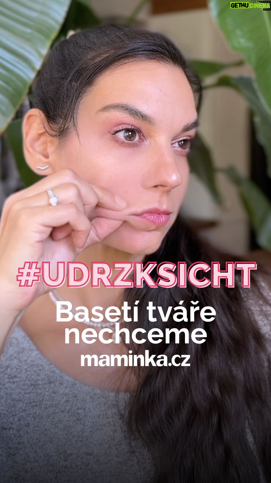 Marta Ondráčková - 3.8K Likes - BASETÍ TVÁŘE NECHCEME! Co pro to můžeš udělat hned a vidět výsledek už za pár dní? 🤩
V první řadě přestaň koukat do mobilu, protože tím jim akorát pomáháš! 🤷🏻‍♀️
A pak si naordinuj tuhle jednoduchou masáž 😍😍😍
Cvíčo pak můžeš dělat kdykoliv během dne 😜

#udrzksicht #maminka #rutina #lifting #marionety #basetitvare #prirozenakrasa #sebepece #wellaging 

Trápí mě marionety/basetí tváře a je mi