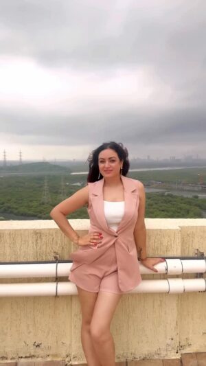 Maryam Zakaria Instagram - Romantic skies, calm breeze, and a perfect view — all matching my soft blush outfit 🌸✨
#ootd #fashionista #reelsinstagram #explore
