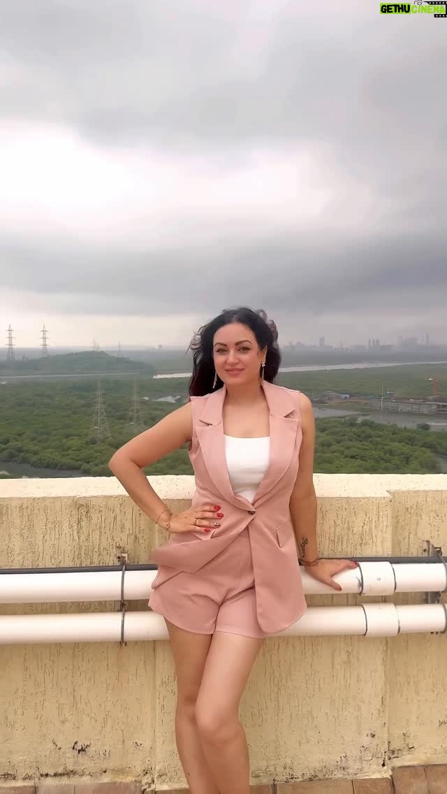 Maryam Zakaria - 8.9K Likes - Romantic skies, calm breeze, and a perfect view — all matching my soft blush outfit 🌸✨

#ootd #fashionista #reelsinstagram #explore