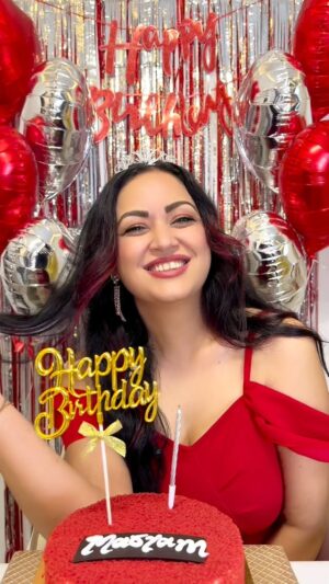 Maryam Zakaria Instagram - The video looked cute… but the struggle was real! 😂💄🎂#bts #bloopers
#behaindthescene #birthdaygirl #reelsinstagram