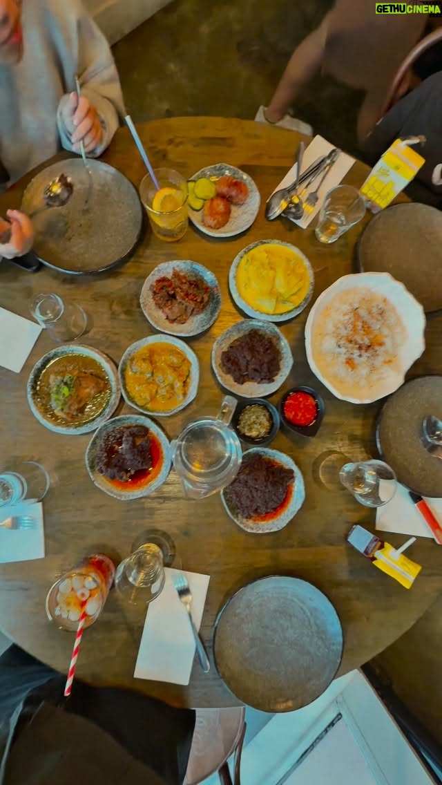 Masayu Anastasia - 2.5K Likes - Jauh jauh kesini demi Rendang jengkol dan sobat santan lain kegemaran raja raja melbourne barat daya .setelah lapar bertempur .. 
.
