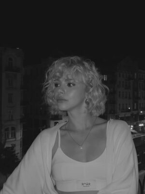 Masha Kondratenko Instagram - вчора проводили експерименти з @nastya.khoruja 🫀
Як вам така Марія?))