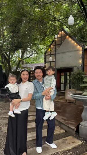 Matika Arthakornsiripho Instagram - ไปเที่ยวเขาใหญ่กันค่ะ 🥑🌽🫒🫑🥦🌶️
#family #vincentjurangkool #violajurangkool #familytrip