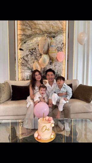 Matika Arthakornsiripho Instagram - สุขสันต์วันเกิดน้องวิโอล่าลูกรัก ขอให้หนูเติบโตอย่างแข็งแรง มีแต่ความสุขในทุกๆวันนะลูกสาวน้อยขี้อ้อนของมี๊ ปะป๊า หม่ามี๊ พี่วินสเซนต์ รักหนูที่สุดเลย 
#violajurangkool 
#vincentjurangkool 
#family 
#weloveyou