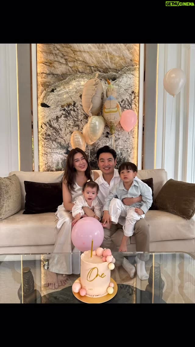 Matika Arthakornsiripho - 1K Likes - สุขสันต์วันเกิดน้องวิโอล่าลูกรัก ขอให้หนูเติบโตอย่างแข็งแรง มีแต่ความสุขในทุกๆวันนะลูกสาวน้อยขี้อ้อนของมี๊ ปะป๊า หม่ามี๊ พี่วินสเซนต์ รักหนูที่สุดเลย 
#violajurangkool 
#vincentjurangkool 
#family 
#weloveyou