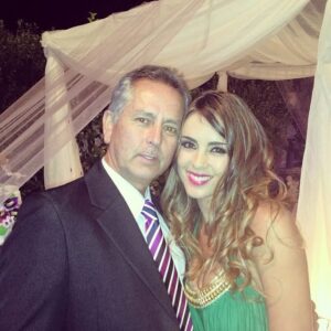 Maura Rivera Instagram - Es muy difícil para mí crear este post pero él fue mi papá quien me dio la vida y de quien estaré eternamente agradecida por eso 🙏🏼
Partió de una manera abrupta e injusta 😔
No tuvimos una relación fácil ,marcada con altos y bajos se que nadie te enseñó a ser papá pero te perdono y te perdoné viejo , sin rencores !!!! 
Que tu alma se eleve y descanses en paz 🕊️ 

Buen viaje a la eternidad!! Hicimos lo posible y me quedo con los mejores recuerdos  por siempre en mi mente y en mi corazón 🤍🙏🏼 

Gracias por cada mensaje, palabra y respeto.