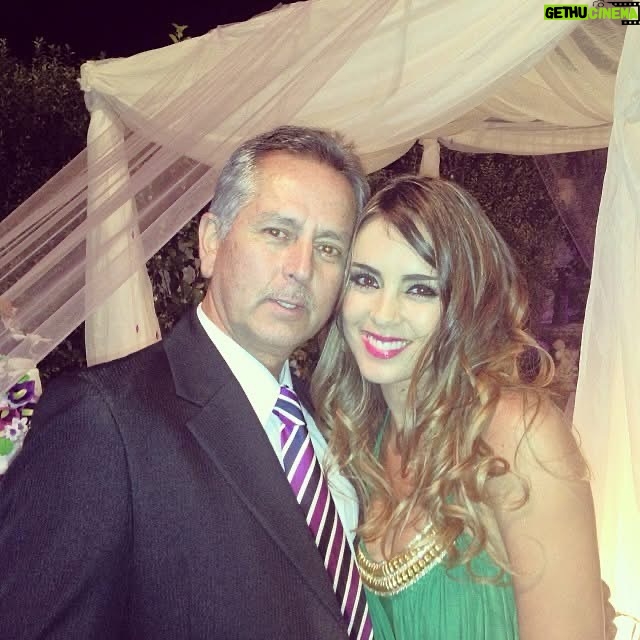 Maura Rivera - 114.6K Likes - Es muy difícil para mí crear este post pero él fue mi papá quien me dio la vida y de quien estaré eternamente agradecida por eso 🙏🏼
Partió de una manera abrupta e injusta 😔
No tuvimos una relación fácil ,marcada con altos y bajos se que nadie te enseñó a ser papá pero te perdono y te perdoné viejo , sin rencores !!!! 
Que tu alma se eleve y descanses en paz 🕊️ 

Buen viaje a la eternidad!! Hicimos lo posible y me quedo con los mejores recuerdos  por siempre en mi mente y en mi corazón 🤍🙏🏼 

Gracias por cada mensaje, palabra y respeto.