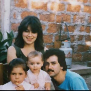 Maura Rivera Instagram - Es muy difícil para mí crear este post pero él fue mi papá quien me dio la vida y de quien estaré eternamente agradecida por eso 🙏🏼
Partió de una manera abrupta e injusta 😔
No tuvimos una relación fácil ,marcada con altos y bajos se que nadie te enseñó a ser papá pero te perdono y te perdoné viejo , sin rencores !!!! 
Que tu alma se eleve y descanses en paz 🕊️ 

Buen viaje a la eternidad!! Hicimos lo posible y me quedo con los mejores recuerdos  por siempre en mi mente y en mi corazón 🤍🙏🏼 

Gracias por cada mensaje, palabra y respeto.