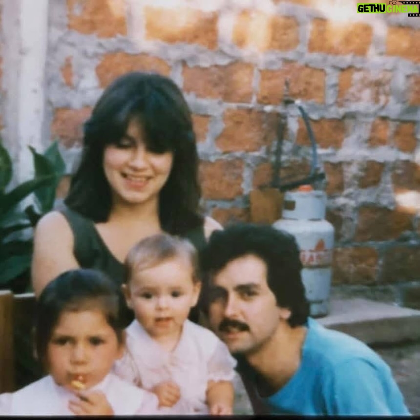 Maura Rivera - 114.6K Likes - Es muy difícil para mí crear este post pero él fue mi papá quien me dio la vida y de quien estaré eternamente agradecida por eso 🙏🏼
Partió de una manera abrupta e injusta 😔
No tuvimos una relación fácil ,marcada con altos y bajos se que nadie te enseñó a ser papá pero te perdono y te perdoné viejo , sin rencores !!!! 
Que tu alma se eleve y descanses en paz 🕊️ 

Buen viaje a la eternidad!! Hicimos lo posible y me quedo con los mejores recuerdos  por siempre en mi mente y en mi corazón 🤍🙏🏼 

Gracias por cada mensaje, palabra y respeto.
