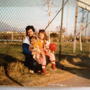 Maura Rivera Instagram - Es muy difícil para mí crear este post pero él fue mi papá quien me dio la vida y de quien estaré eternamente agradecida por eso 🙏🏼
Partió de una manera abrupta e injusta 😔
No tuvimos una relación fácil ,marcada con altos y bajos se que nadie te enseñó a ser papá pero te perdono y te perdoné viejo , sin rencores !!!! 
Que tu alma se eleve y descanses en paz 🕊️ 

Buen viaje a la eternidad!! Hicimos lo posible y me quedo con los mejores recuerdos  por siempre en mi mente y en mi corazón 🤍🙏🏼 

Gracias por cada mensaje, palabra y respeto.
