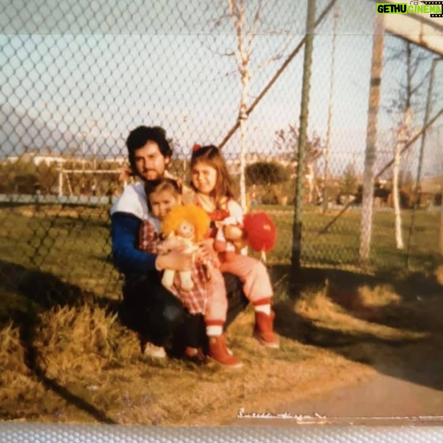 Maura Rivera - 114.6K Likes - Es muy difícil para mí crear este post pero él fue mi papá quien me dio la vida y de quien estaré eternamente agradecida por eso 🙏🏼
Partió de una manera abrupta e injusta 😔
No tuvimos una relación fácil ,marcada con altos y bajos se que nadie te enseñó a ser papá pero te perdono y te perdoné viejo , sin rencores !!!! 
Que tu alma se eleve y descanses en paz 🕊️ 

Buen viaje a la eternidad!! Hicimos lo posible y me quedo con los mejores recuerdos  por siempre en mi mente y en mi corazón 🤍🙏🏼 

Gracias por cada mensaje, palabra y respeto.