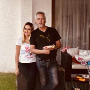 Maura Rivera Instagram - Es muy difícil para mí crear este post pero él fue mi papá quien me dio la vida y de quien estaré eternamente agradecida por eso 🙏🏼
Partió de una manera abrupta e injusta 😔
No tuvimos una relación fácil ,marcada con altos y bajos se que nadie te enseñó a ser papá pero te perdono y te perdoné viejo , sin rencores !!!! 
Que tu alma se eleve y descanses en paz 🕊️ 

Buen viaje a la eternidad!! Hicimos lo posible y me quedo con los mejores recuerdos  por siempre en mi mente y en mi corazón 🤍🙏🏼 

Gracias por cada mensaje, palabra y respeto.