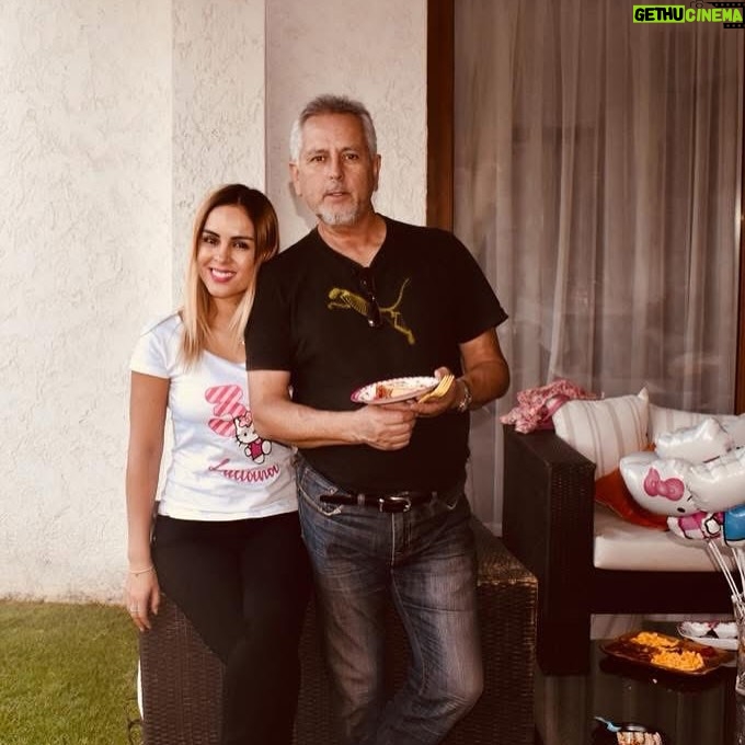 Maura Rivera - 114.6K Likes - Es muy difícil para mí crear este post pero él fue mi papá quien me dio la vida y de quien estaré eternamente agradecida por eso 🙏🏼
Partió de una manera abrupta e injusta 😔
No tuvimos una relación fácil ,marcada con altos y bajos se que nadie te enseñó a ser papá pero te perdono y te perdoné viejo , sin rencores !!!! 
Que tu alma se eleve y descanses en paz 🕊️ 

Buen viaje a la eternidad!! Hicimos lo posible y me quedo con los mejores recuerdos  por siempre en mi mente y en mi corazón 🤍🙏🏼 

Gracias por cada mensaje, palabra y respeto.