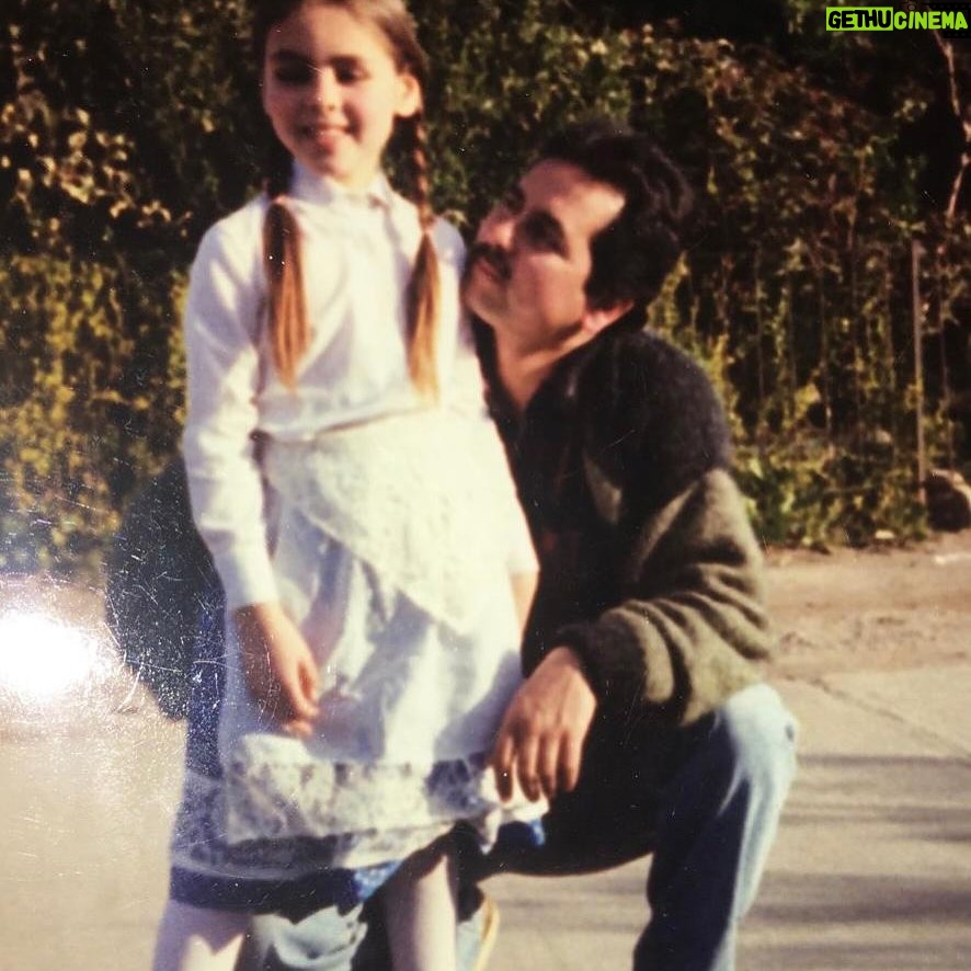 Maura Rivera - 114.6K Likes - Es muy difícil para mí crear este post pero él fue mi papá quien me dio la vida y de quien estaré eternamente agradecida por eso 🙏🏼
Partió de una manera abrupta e injusta 😔
No tuvimos una relación fácil ,marcada con altos y bajos se que nadie te enseñó a ser papá pero te perdono y te perdoné viejo , sin rencores !!!! 
Que tu alma se eleve y descanses en paz 🕊️ 

Buen viaje a la eternidad!! Hicimos lo posible y me quedo con los mejores recuerdos  por siempre en mi mente y en mi corazón 🤍🙏🏼 

Gracias por cada mensaje, palabra y respeto.