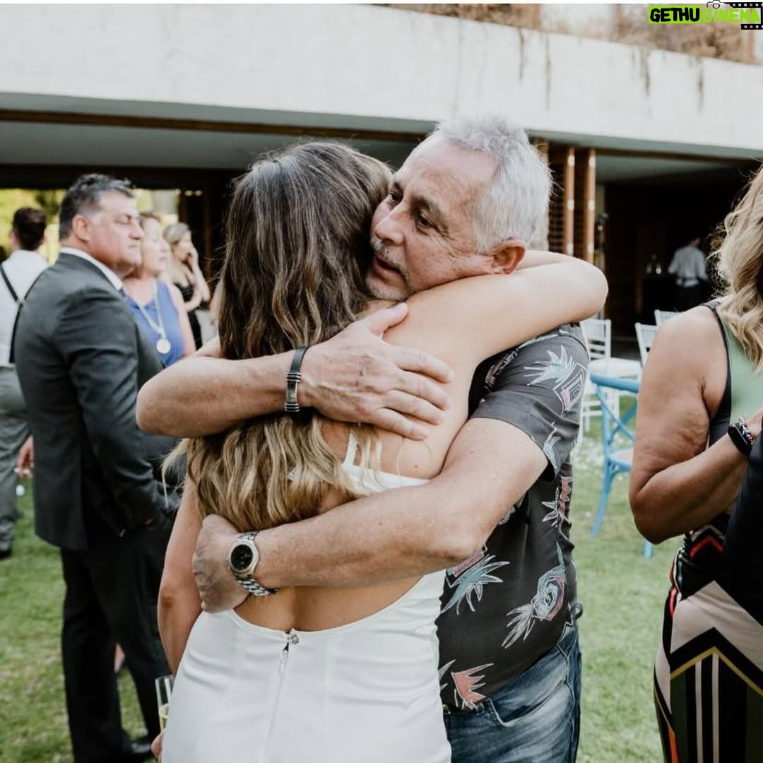 Maura Rivera - 114.6K Likes - Es muy difícil para mí crear este post pero él fue mi papá quien me dio la vida y de quien estaré eternamente agradecida por eso 🙏🏼
Partió de una manera abrupta e injusta 😔
No tuvimos una relación fácil ,marcada con altos y bajos se que nadie te enseñó a ser papá pero te perdono y te perdoné viejo , sin rencores !!!! 
Que tu alma se eleve y descanses en paz 🕊️ 

Buen viaje a la eternidad!! Hicimos lo posible y me quedo con los mejores recuerdos  por siempre en mi mente y en mi corazón 🤍🙏🏼 

Gracias por cada mensaje, palabra y respeto.