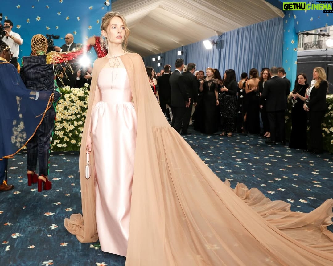Maya Hawke - 471.1K Likes - Thank you @prada for this glorious dress, a glorious night, and for interpreting my kindergarten style sketch. I feel very lucky. @bfa 📸