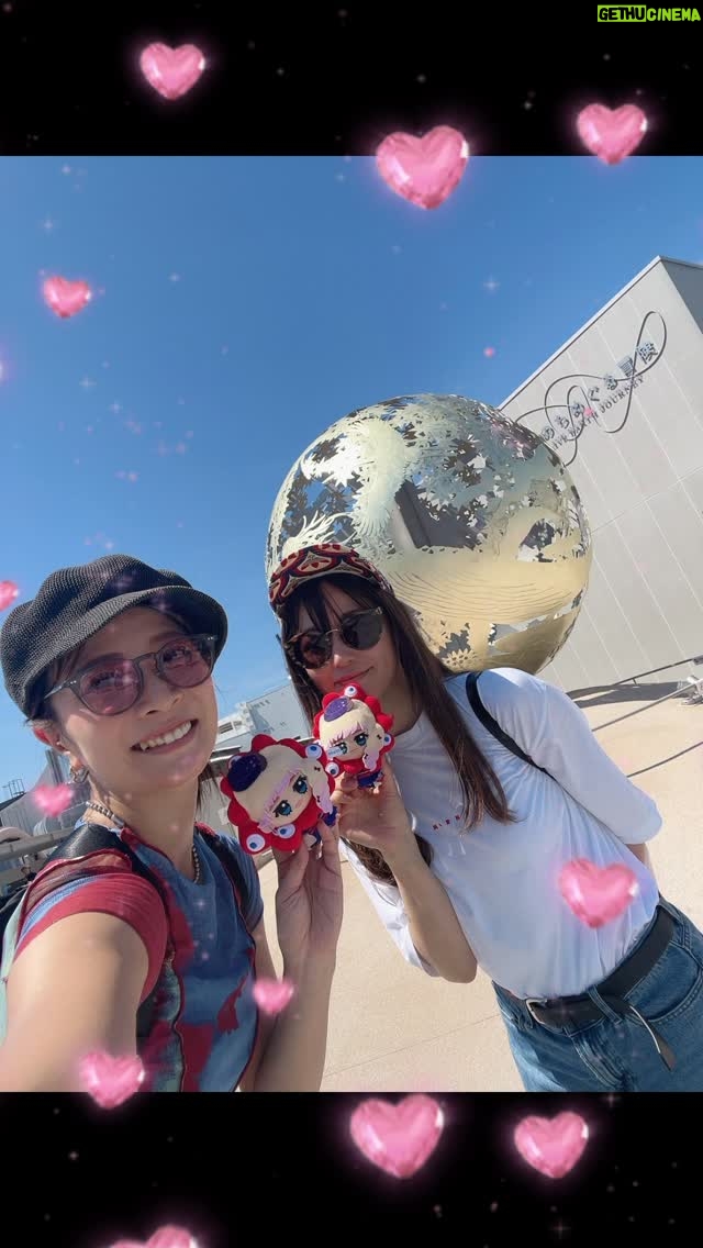 May'n - 4K Likes - 遠藤綾さんと一泊二日の大阪旅行🩷🩷

わたしたちの大好きが万博に揃ってるからそりゃ行かなきゃね！

河森さんのパビリオン行くなら、絶対にミャクミャクリングをシェリルにつけたかったの🩷可愛すぎー！！！
河森さんも喜んでくれた🤣

河森さんからパビリオンのおはなしをうかがってから絶対に行きたかったし、めぐみちゃんからも話聞いてたので、行けてうれしかったー！やっぱり菅野よう子さんの音楽は宇宙だし、めぐみちゃんの声は風だし、風になびく草木だし、、音楽がより感情を深くほってくれる大事なものだなあって思いました😌
しかも、河森さんがわざわざきてくださりたくさんおはなししてくださって、シアターの前後もたくさんおはなしして、お茶もして、東京の現場だとめちゃくちゃゆっくりお話できることもなかなかないので、うれしかったなあ。
いのちとか宇宙とか万博だからこそのはなしも、もちろんFのことも、ライブのことも、、そして人生観も、、、3時間くらい一緒にいさせてもらった気がする🫖たのしかったー

河森さん、何気ない会話も、
それメモしていい？！？？とたくさんメモされてた。笑

いつもたくさんのものをみて触れて感じて、全てのワクワクをクリエイティブして私たちに届けてくれる河森さんって天才だなあって思ったし、だからこそ感動が伝わるんだなあって今回のパビリオンでも感じました。

ぜーーんぶの出会いがわたしをつくってる
もし孤独感を感じることがあったとしても、生きてきて孤独は絶対にない
それを深く感じた日でした

ひとりぼっちじゃない
シェリルもずっと求めてる思いだよなああ

でもわたしたちシェリルはひとりじゃなくて、ふたり！

遠藤さんとめっっちゃたのしいデートでした🩷🩷らぶー！！！！

次はどこに行こうかな🩷

#Mayn #遠藤綾 #シェリル #河森正治 #いのちめぐる冒険 #expo2025