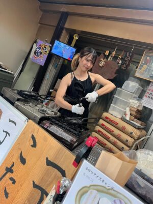May'n Instagram - 久しぶりのこたろう！

久しぶりになっちゃって、師匠ごめんなさーぃ！！！

2時間くらい居座って楽しくワイワイ。
いつもバイバイする時さびしそうな師匠、かわいいな。

食べるたびに、感動するたい焼き。
あずきはもちろんのこと、白あんもうぐいすあんもあるよ。
個人的にはうぐいすあん、ちょうおすすめ💚

アイスキャンディー、初めて食べた！もなかも食べた！おなかいっぱい！

どれもこたろう師匠のこだわりと愛情がたっぷりだからこその美味しさで、一度食べたら虜だよ。

商店街のみんなに愛されてるのも嬉しかったなあ！
ご近所のお店さんや常連さんたちともたくさん喋って、癒されて帰ってきました✨
師匠、よくMay'n Tシャツをナチュラルに着てくれてるらしくてわらうε°)#))３

#鯛使 #Mayn #たい焼き #たい焼き親善鯛使 #Taiyaki #北鎌倉 #鎌倉スイーツ #こたろう