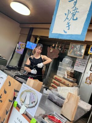 May'n Instagram - 久しぶりのこたろう！

久しぶりになっちゃって、師匠ごめんなさーぃ！！！

2時間くらい居座って楽しくワイワイ。
いつもバイバイする時さびしそうな師匠、かわいいな。

食べるたびに、感動するたい焼き。
あずきはもちろんのこと、白あんもうぐいすあんもあるよ。
個人的にはうぐいすあん、ちょうおすすめ💚

アイスキャンディー、初めて食べた！もなかも食べた！おなかいっぱい！

どれもこたろう師匠のこだわりと愛情がたっぷりだからこその美味しさで、一度食べたら虜だよ。

商店街のみんなに愛されてるのも嬉しかったなあ！
ご近所のお店さんや常連さんたちともたくさん喋って、癒されて帰ってきました✨
師匠、よくMay'n Tシャツをナチュラルに着てくれてるらしくてわらうε°)#))３

#鯛使 #Mayn #たい焼き #たい焼き親善鯛使 #Taiyaki #北鎌倉 #鎌倉スイーツ #こたろう