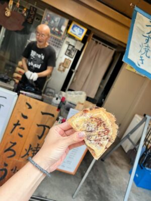 May'n Instagram - 久しぶりのこたろう！

久しぶりになっちゃって、師匠ごめんなさーぃ！！！

2時間くらい居座って楽しくワイワイ。
いつもバイバイする時さびしそうな師匠、かわいいな。

食べるたびに、感動するたい焼き。
あずきはもちろんのこと、白あんもうぐいすあんもあるよ。
個人的にはうぐいすあん、ちょうおすすめ💚

アイスキャンディー、初めて食べた！もなかも食べた！おなかいっぱい！

どれもこたろう師匠のこだわりと愛情がたっぷりだからこその美味しさで、一度食べたら虜だよ。

商店街のみんなに愛されてるのも嬉しかったなあ！
ご近所のお店さんや常連さんたちともたくさん喋って、癒されて帰ってきました✨
師匠、よくMay'n Tシャツをナチュラルに着てくれてるらしくてわらうε°)#))３

#鯛使 #Mayn #たい焼き #たい焼き親善鯛使 #Taiyaki #北鎌倉 #鎌倉スイーツ #こたろう