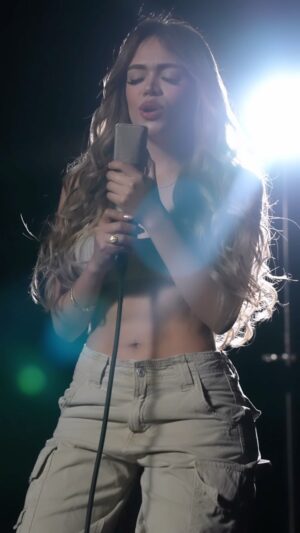 Mayra Goñi Instagram - Y tú todavía crees en el poder del amor? 💗
Etiqueta a la persona a quien dedicarías esta canción.
