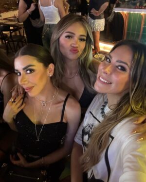 Mayra Goñi Instagram - Televisa presenta… Ponle título a este dump 👀