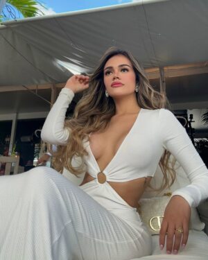 Mayra Goñi Instagram - Maldigo haber pensando que justo contigo no volvería a llorar🎵