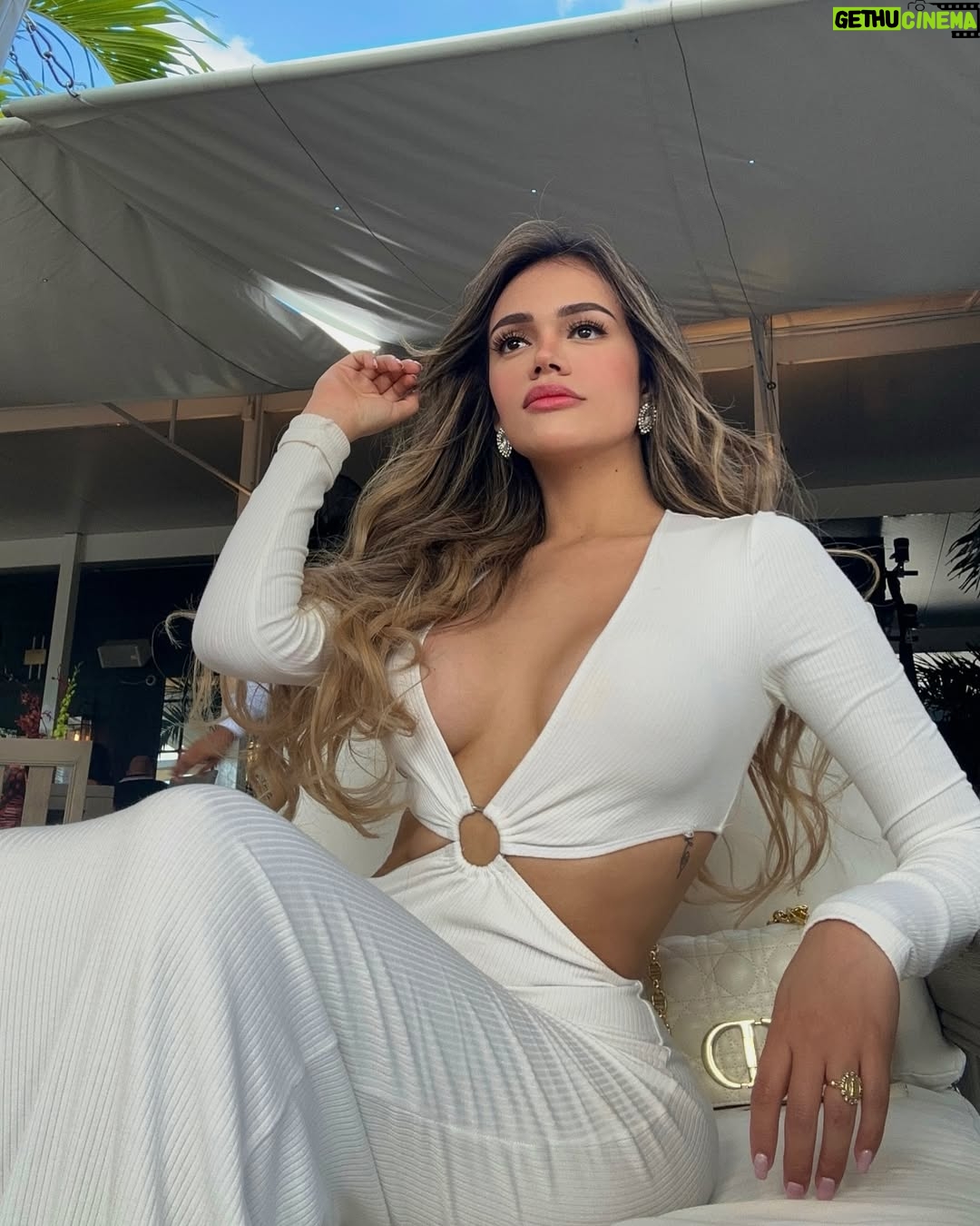 Mayra Goñi - 24.6K Likes - Maldigo haber pensando que justo contigo no volvería a llorar🎵