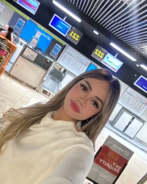 Mayra Goñi Instagram - Televisa presenta… Ponle título a este dump 👀