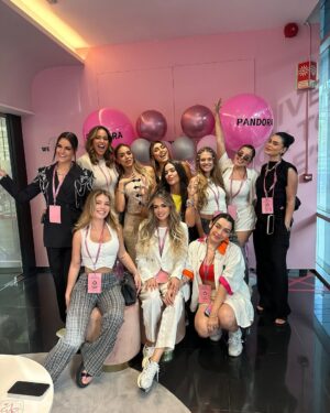 Mayra Goñi Instagram - Televisa presenta… Ponle título a este dump 👀