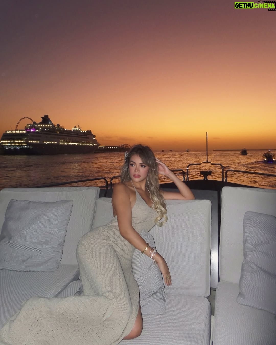 Mayra Goñi - 45.9K Likes - Golden days☀️