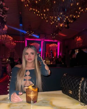 Mayra Goñi Instagram - A veces se nos olvida que estamos viviendo momentos que antes eran sueños✨ Salud por eso🥂
