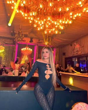 Mayra Goñi Instagram - A veces se nos olvida que estamos viviendo momentos que antes eran sueños✨ Salud por eso🥂